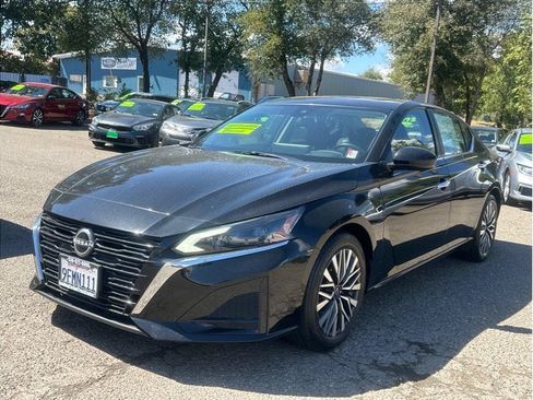 Used 2023 Nissan Altima 2.5 SV w/ SV Premium Package FWD image 3