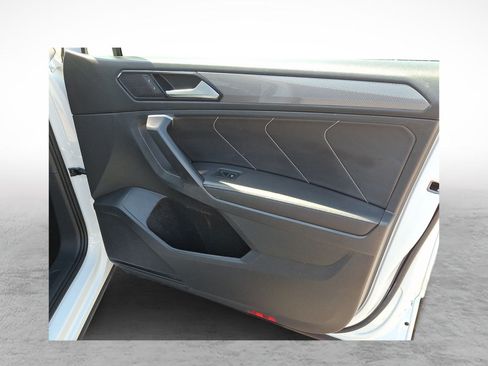 Used 2024 Volkswagen Tiguan SE FWD image 10