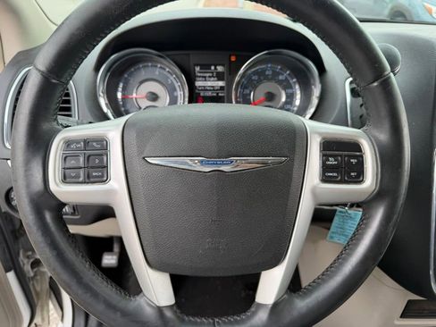 Used 2015 Chrysler Town & Country Touring FWD image 23