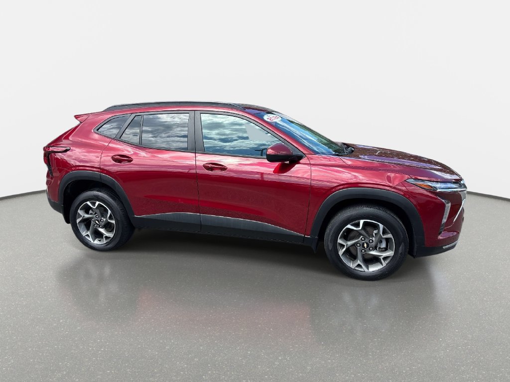 Used 2024 Chevrolet Trax LT w/ Driver Confidence Package FWD image 3