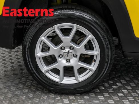 Used 2023 Jeep Renegade Latitude AWD/4WD image 30