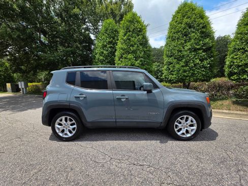 Used 2017 Jeep Renegade Latitude FWD image 6