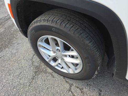 Used 2024 Jeep Grand Cherokee Laredo X image 12