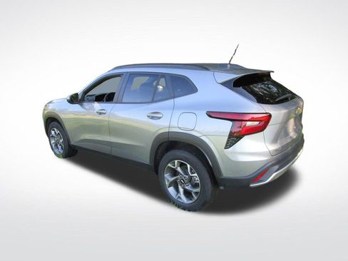 Used 2025 Chevrolet Trax LT w/ LT Convenience Package FWD image 4