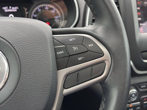 Used 2019 Jeep Cherokee Latitude Plus w/ Comfort/Convenience Group FWD image 20
