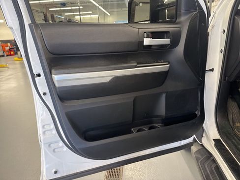 Used 2017 Toyota Tundra SR5 w/ SR5 Upgrade Package AWD/4WD image 36