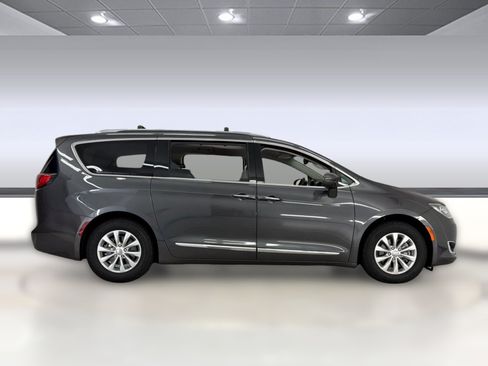 Used 2018 Chrysler Pacifica Touring-L FWD image 8