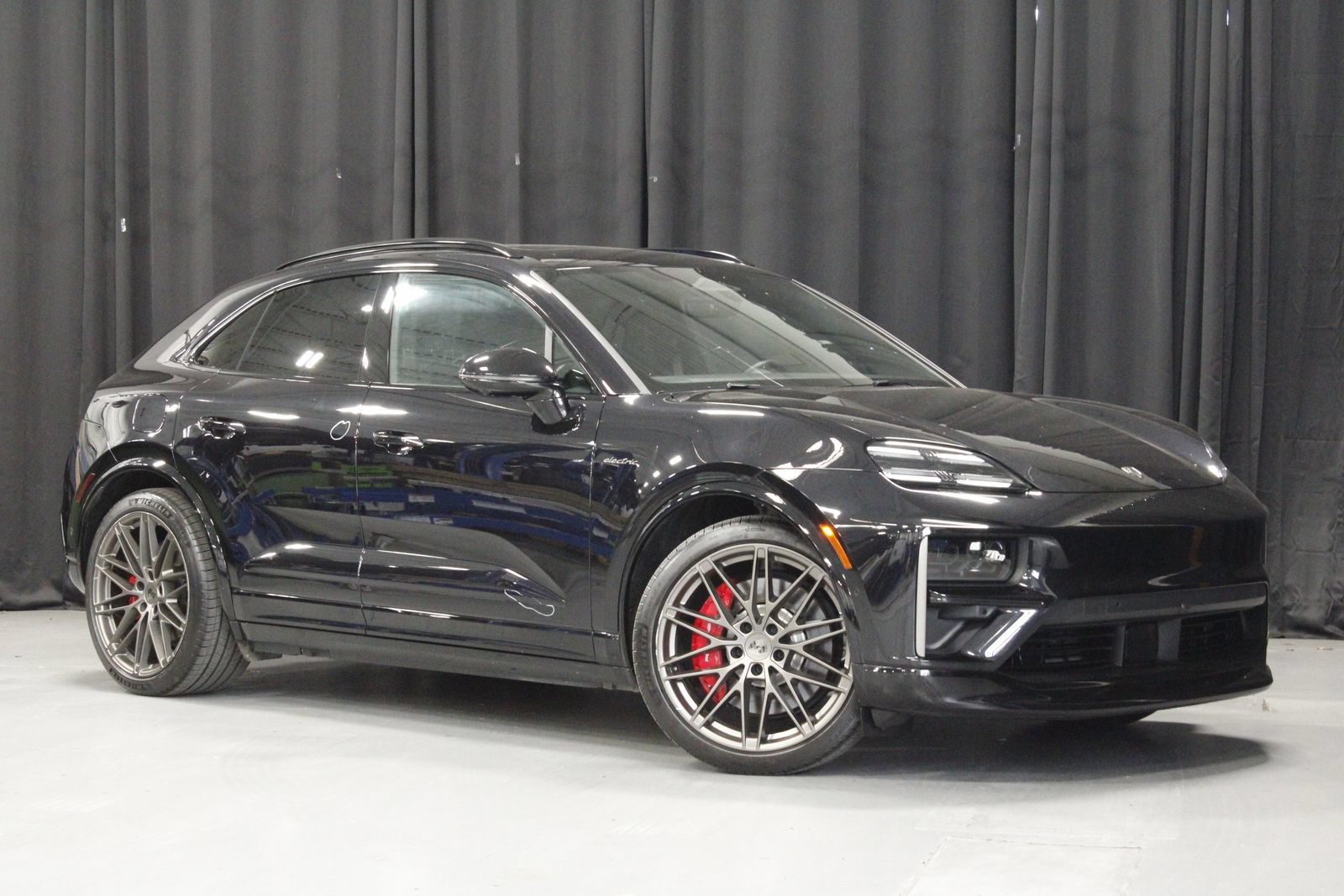 Certified 2025 Porsche Macan Turbo Electric AWD/4WD image 9