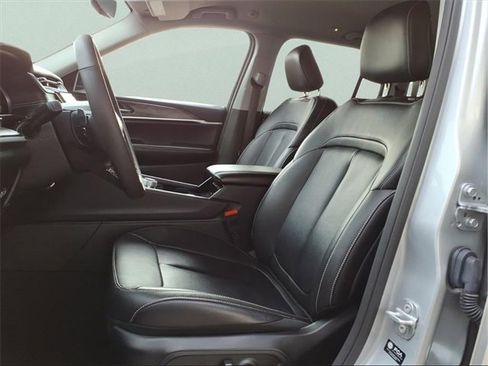 Used 2023 Jeep Grand Cherokee Limited image 12