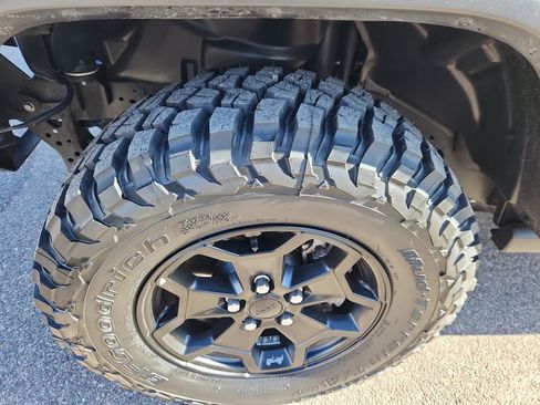 Used 2023 Jeep Gladiator Willys image 17