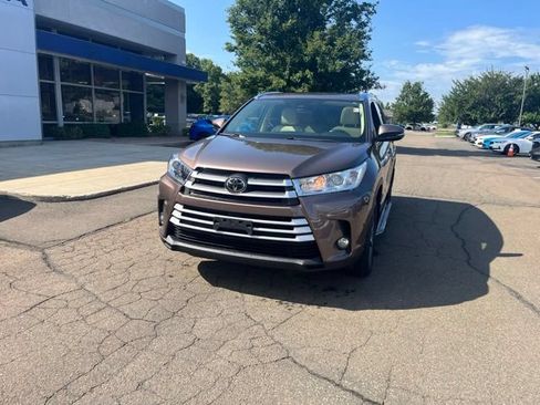 Used 2017 Toyota Highlander XLE AWD/4WD image 28
