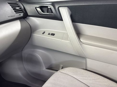 Used 2011 Toyota Highlander 2WD image 24