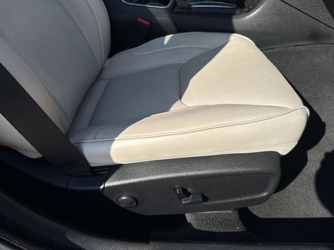 Certified 2023 Chrysler 300 Touring L w/ Popular Equipment Group image 12