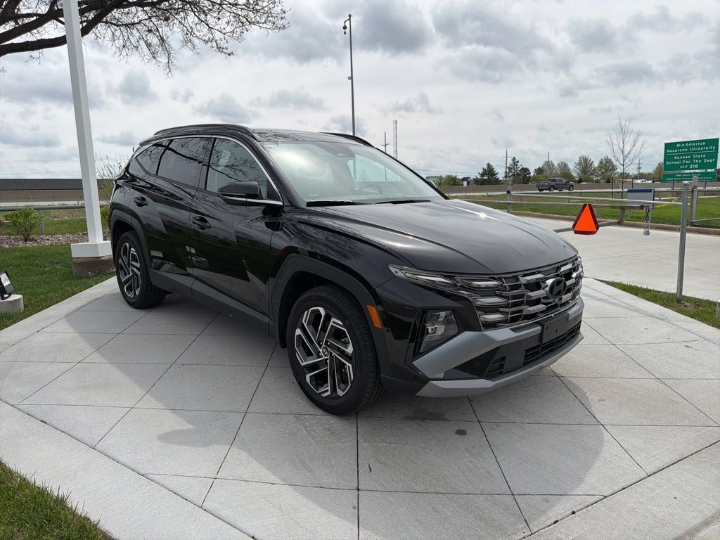 Used 2025 Hyundai Tucson Limited AWD/4WD image 2