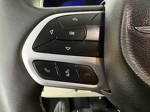 Used 2024 Chrysler Pacifica Touring-L image 23