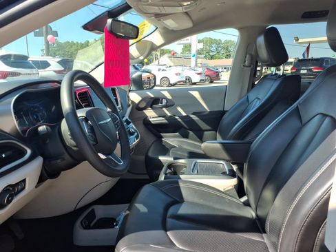 Used 2023 Chrysler Pacifica Touring-L FWD image 7