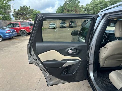 Used 2017 Jeep Cherokee Latitude w/ Comfort/Convenience Group AWD/4WD image 11