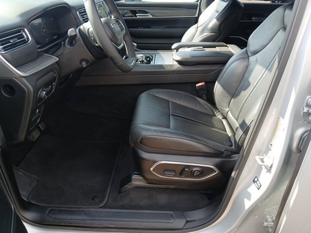 Used 2024 Jeep Wagoneer L Series II AWD/4WD image 36