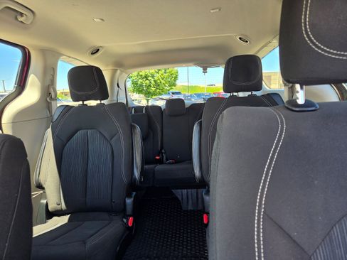 Used 2020 Chrysler Voyager LX FWD image 8