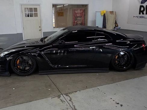 Used 2016 Nissan GT-R Premium AWD/4WD image 2