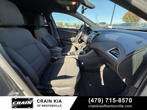Used 2017 Chevrolet Cruze LT w/ Convenience Package image 30