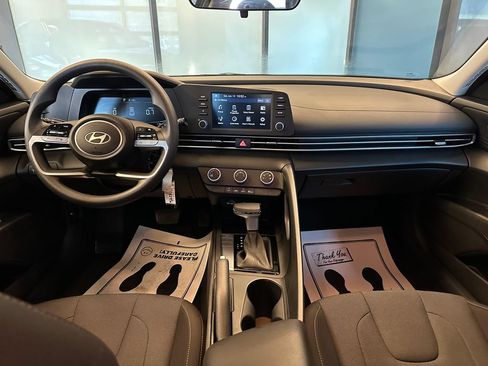 Used 2025 Hyundai Elantra SE FWD image 9