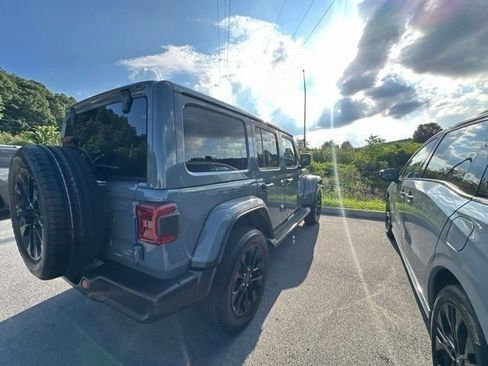 Used 2025 Jeep Wrangler Unlimited Sahara AWD/4WD image 21