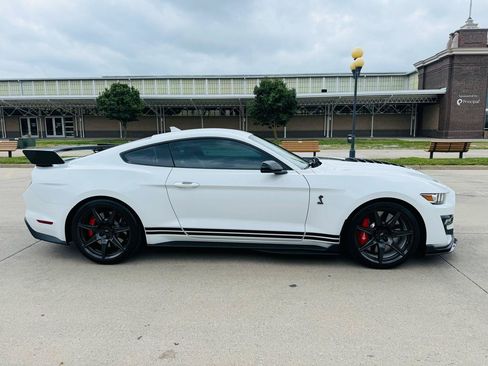 Used 2021 Ford Mustang Shelby GT500 w/ Carbon Fiber Track Pack RWD image 2