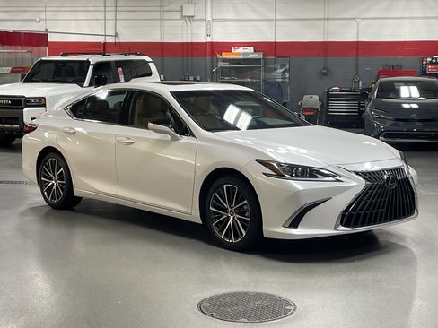 Used 2025 Lexus ES 300h w/ Premium Package image 3
