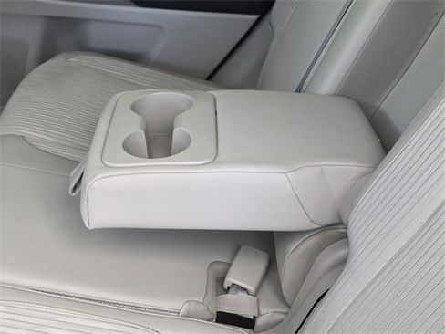 Used 2018 Toyota Highlander LE image 10