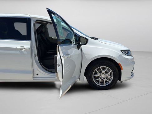 Used 2024 Chrysler Pacifica Touring-L FWD image 9