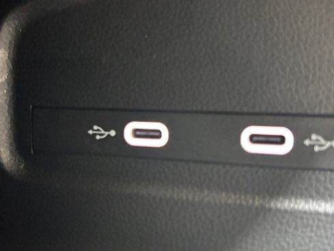 Used 2025 Volkswagen Tiguan SE image 6