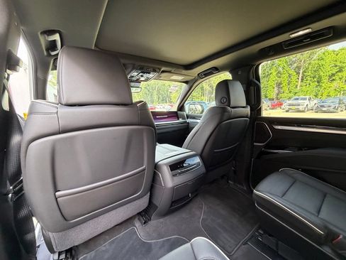 Used 2025 Cadillac Escalade ESV Sport AWD/4WD image 17
