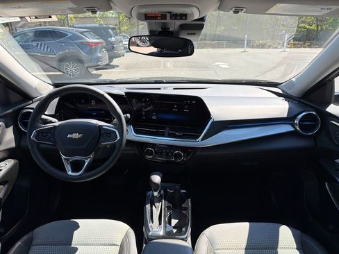 Used 2025 Chevrolet Trax LT w/ LT Convenience Package FWD image 9