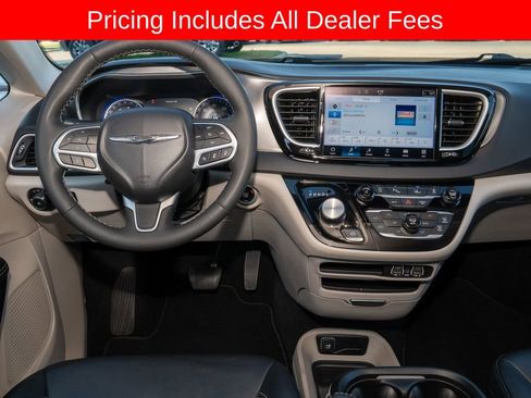 Used 2024 Chrysler Pacifica Touring-L FWD image 10