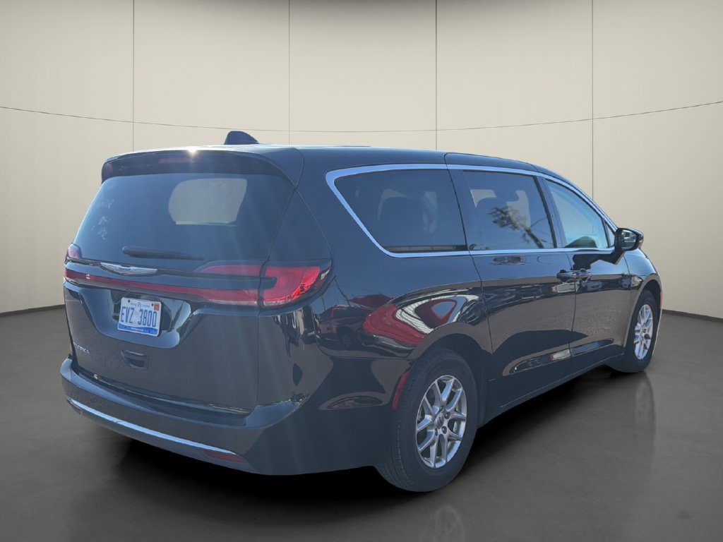 Used 2024 Chrysler Pacifica Touring-L FWD image 7