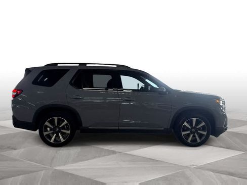 Used 2025 Honda Pilot Touring image 9