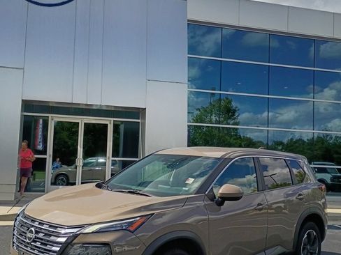 Used 2025 Nissan Rogue SV AWD/4WD image 1