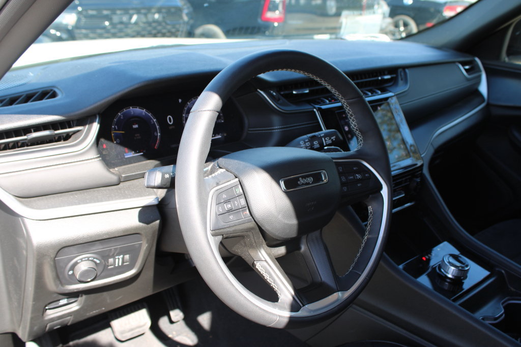 Used 2024 Jeep Grand Cherokee Altitude AWD/4WD image 29