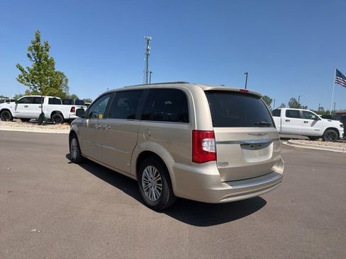 Used 2013 Chrysler Town & Country Touring-L w/ Driver Convenience Group FWD image 3