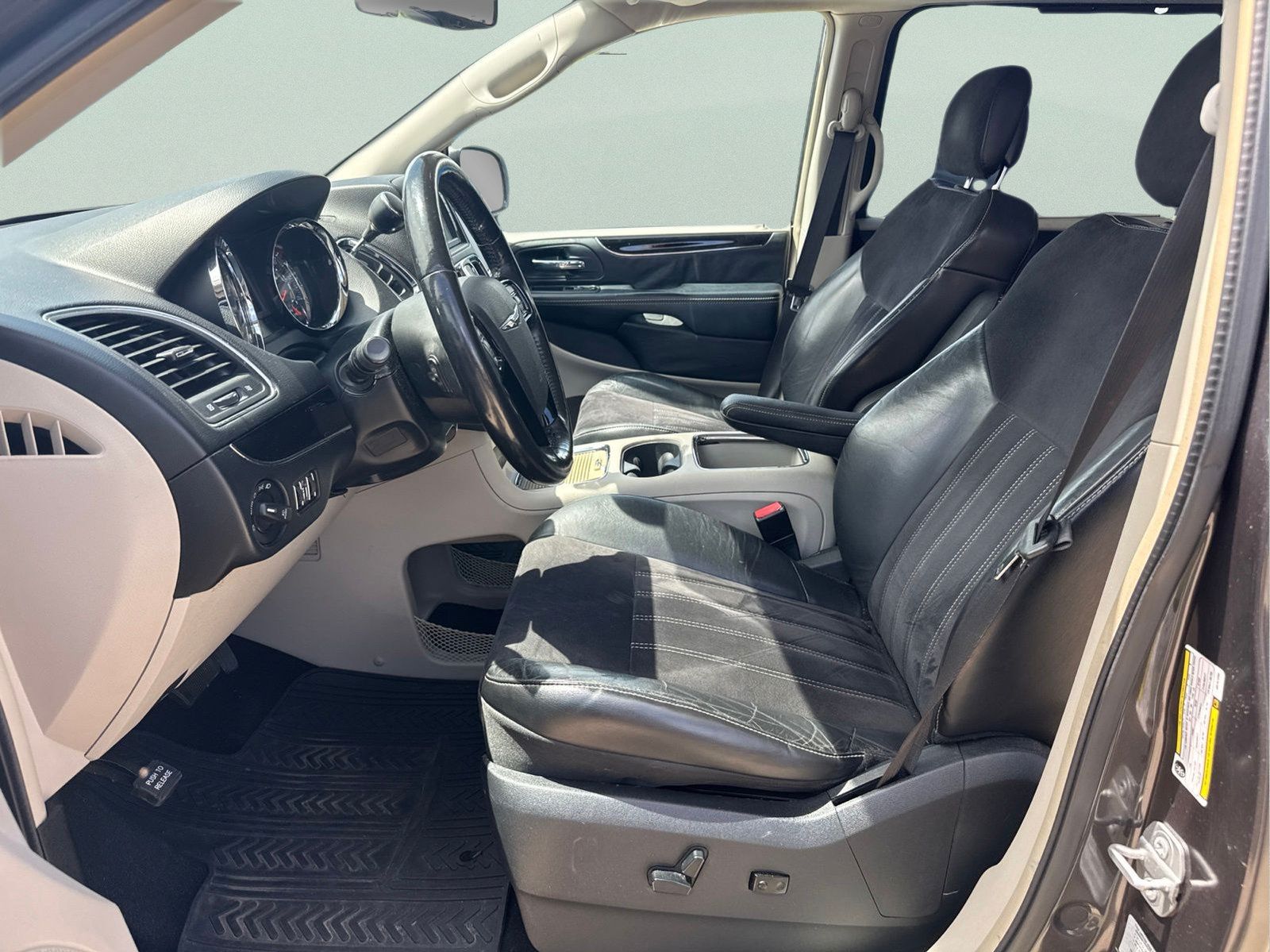 Certified 2016 Chrysler Town & Country Limited FWD image 9