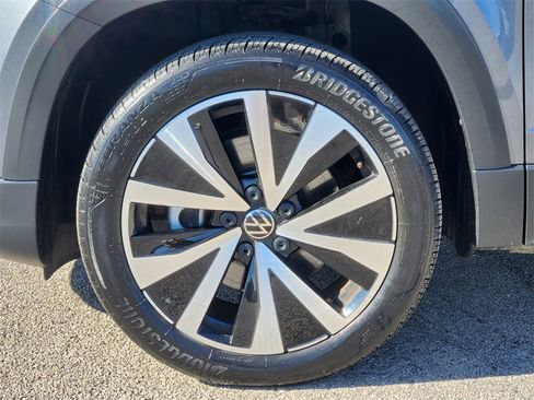 Used 2024 Volkswagen Taos SE image 13