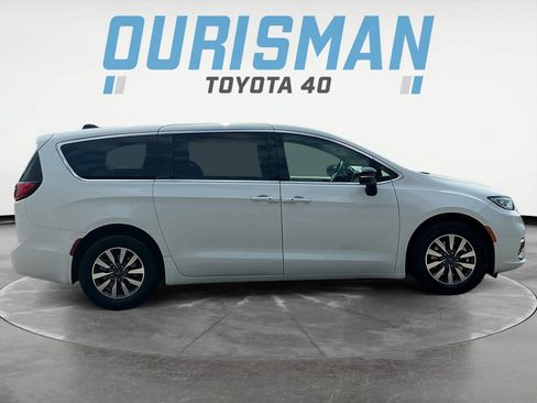 Used 2024 Chrysler Pacifica Limited FWD image 8