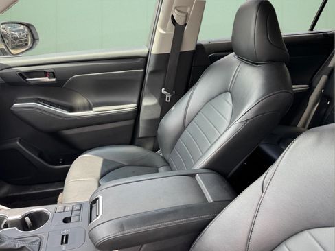 Used 2024 Toyota Highlander XLE FWD image 9