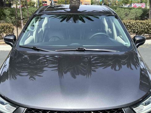 Used 2023 Chrysler Pacifica Touring-L image 48