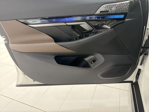 Used 2025 BMW i5 xDrive40 w/ Premium Package image 10