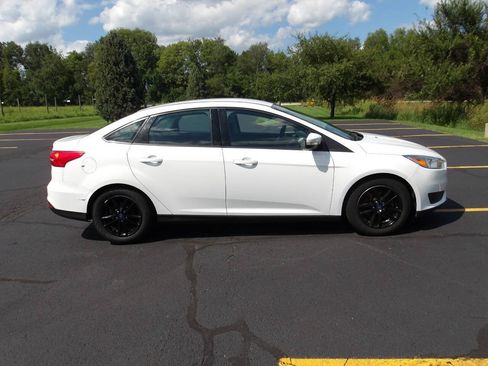Used 2017 Ford Focus SE FWD image 2