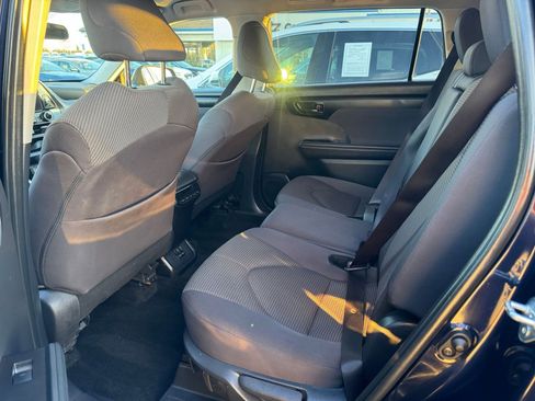 Used 2025 Toyota Highlander LE image 25