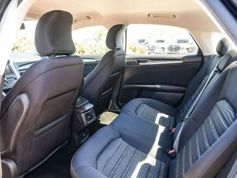 Used 2016 Ford Fusion SE FWD image 18