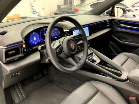 Used 2025 Porsche Macan Electric image 4